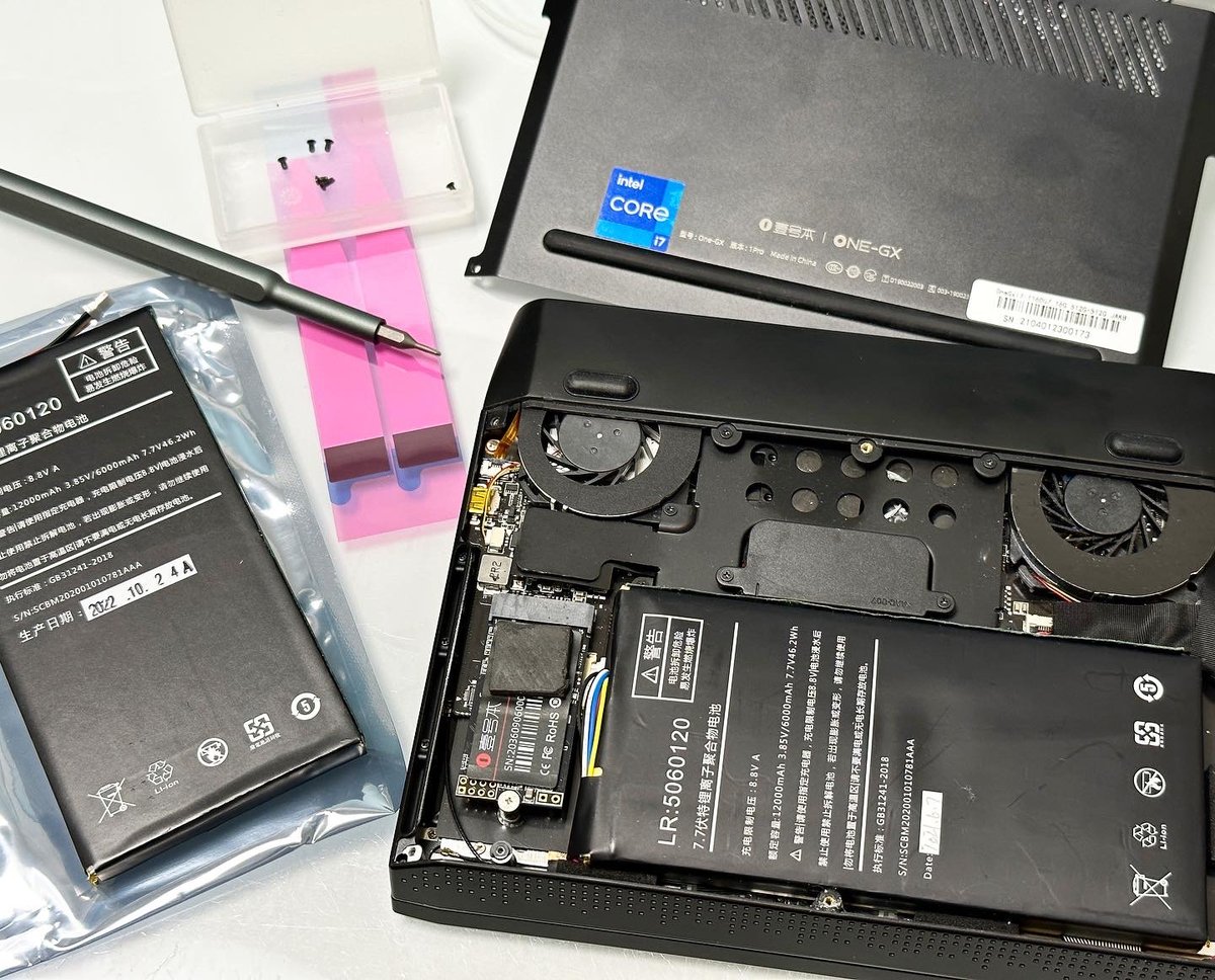 kazuyank's tweet photo. OneGX1 Proの電池が拡張したので、交換すべく開腹したら樹脂製のねじ穴の基部が割れていて、瞬間接着剤とテープで補修した跡が。この端末の修理は購入したテックワンへ保証修理を依頼した時のみ。ただいま現場復帰してもらうよう相談中。
#onenetbook #onegx1pro #テックワン
https://t.co/foeIwov1H4 https://t.co/XY5EJMdeHA