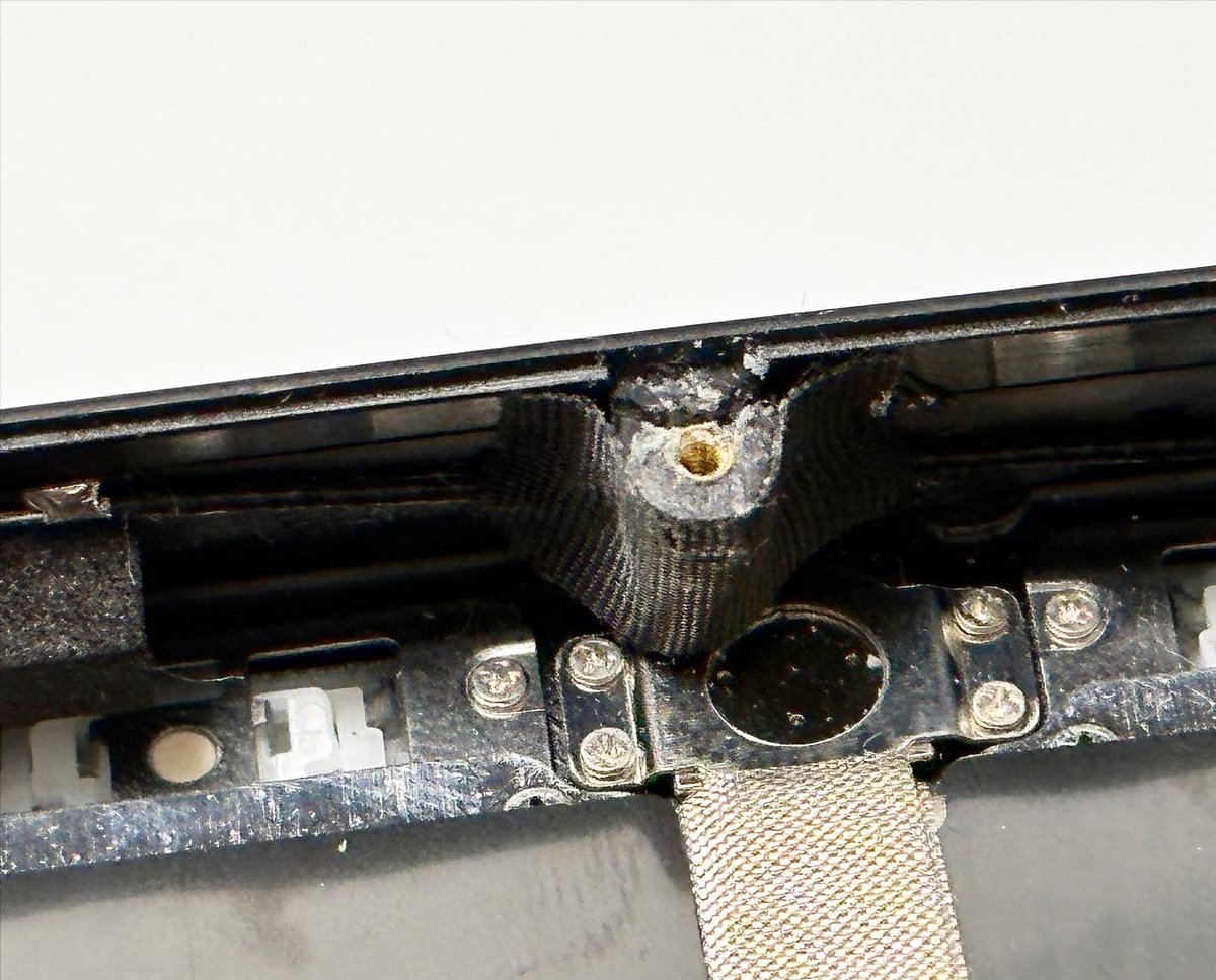 kazuyank's tweet photo. OneGX1 Proの電池が拡張したので、交換すべく開腹したら樹脂製のねじ穴の基部が割れていて、瞬間接着剤とテープで補修した跡が。この端末の修理は購入したテックワンへ保証修理を依頼した時のみ。ただいま現場復帰してもらうよう相談中。
#onenetbook #onegx1pro #テックワン
https://t.co/foeIwov1H4 https://t.co/XY5EJMdeHA