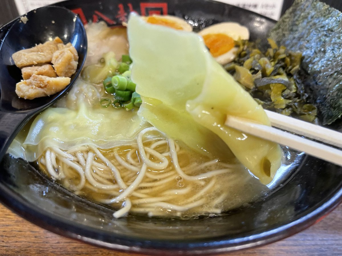 Northsmile2019's tweet photo. 札幌で食べられる数少ない本格久留米ラーメンのお店「八掛（はっけ）」に行ってきた！

本場のベースは残しつつも揚げ背脂や、ワンタンを取り入れた独自性のある一杯🍜

今回も3000円のクーポン購入で3900円分ラーメン・カレーが食べられる #gogosapporo（https://t.co/hB1daoonNZ）を使ったよ！ https://t.co/qKFChC6iXc
