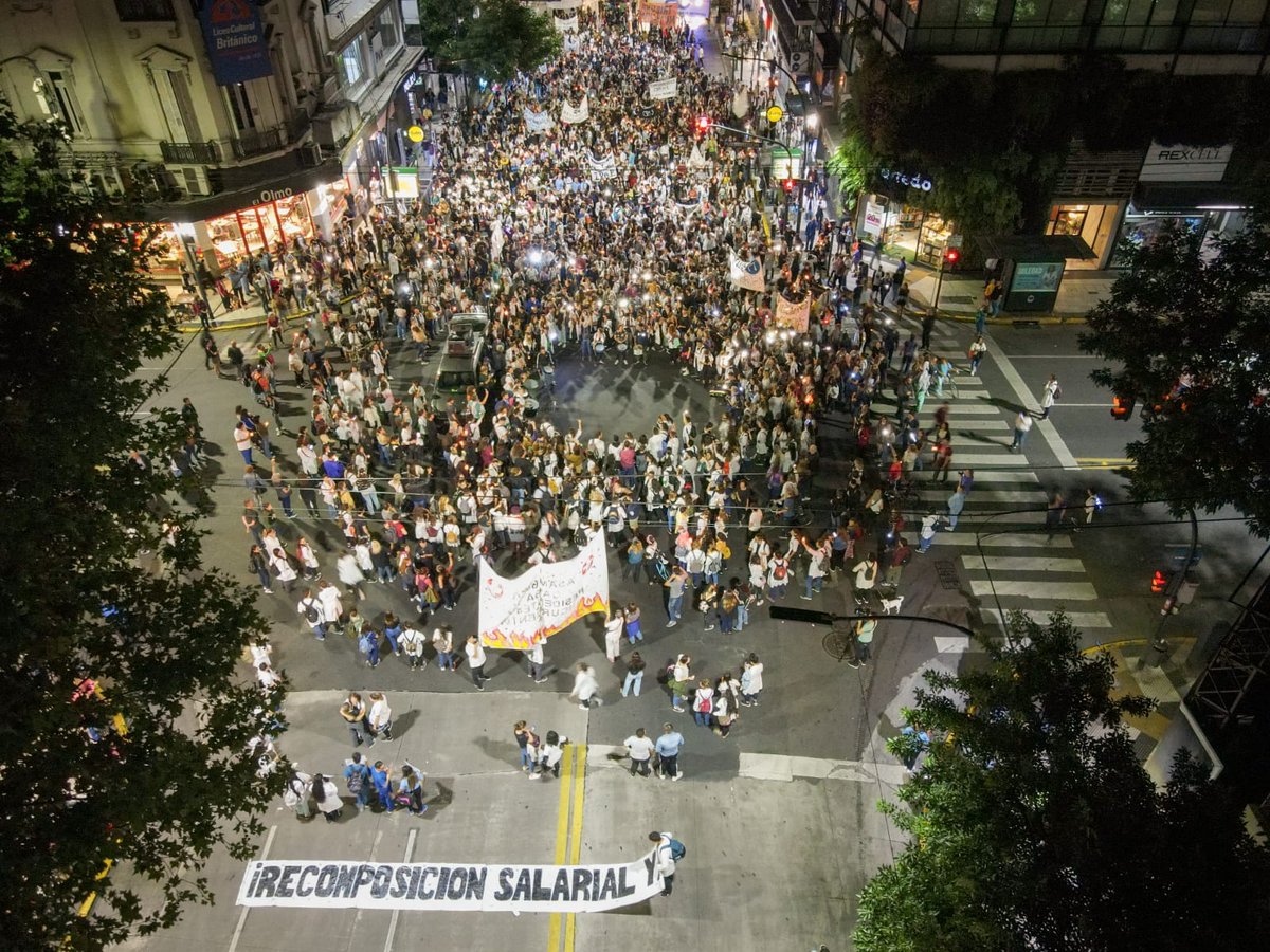 La noche de las velas.
Otra demostración rotunda de nuestra capacidad de organización y unión.
Y todo sea porque #NoSeApagueLaSalud <a href="/asambleacaba_/">@asamblea_caba</a>
