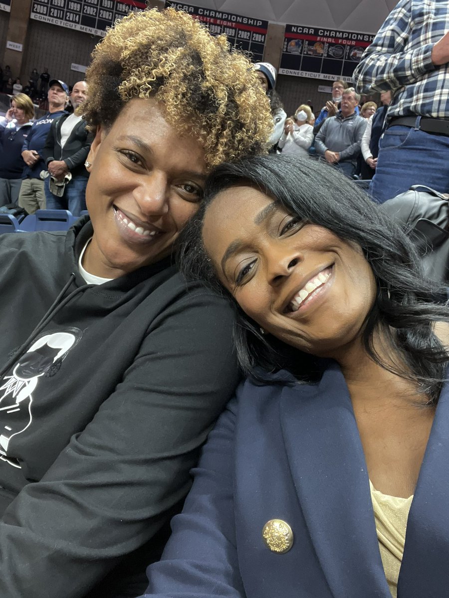 SwinCash's tweet photo. Awww @Asjha_J Pulled up on a sista for my retirement and had me in my feelings. Love ya Paul D 🥹😂 in real life with a real one🖤🫶🏾 Real One https://t.co/cC55qOY0aB