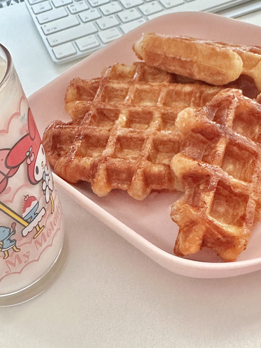 cherry_0073's tweet photo. 냠냠쓰 ~~ 
잠옷도 담요도 컵도 마멜 😝🎀❤️ https://t.co/ZPPkDQyYCa