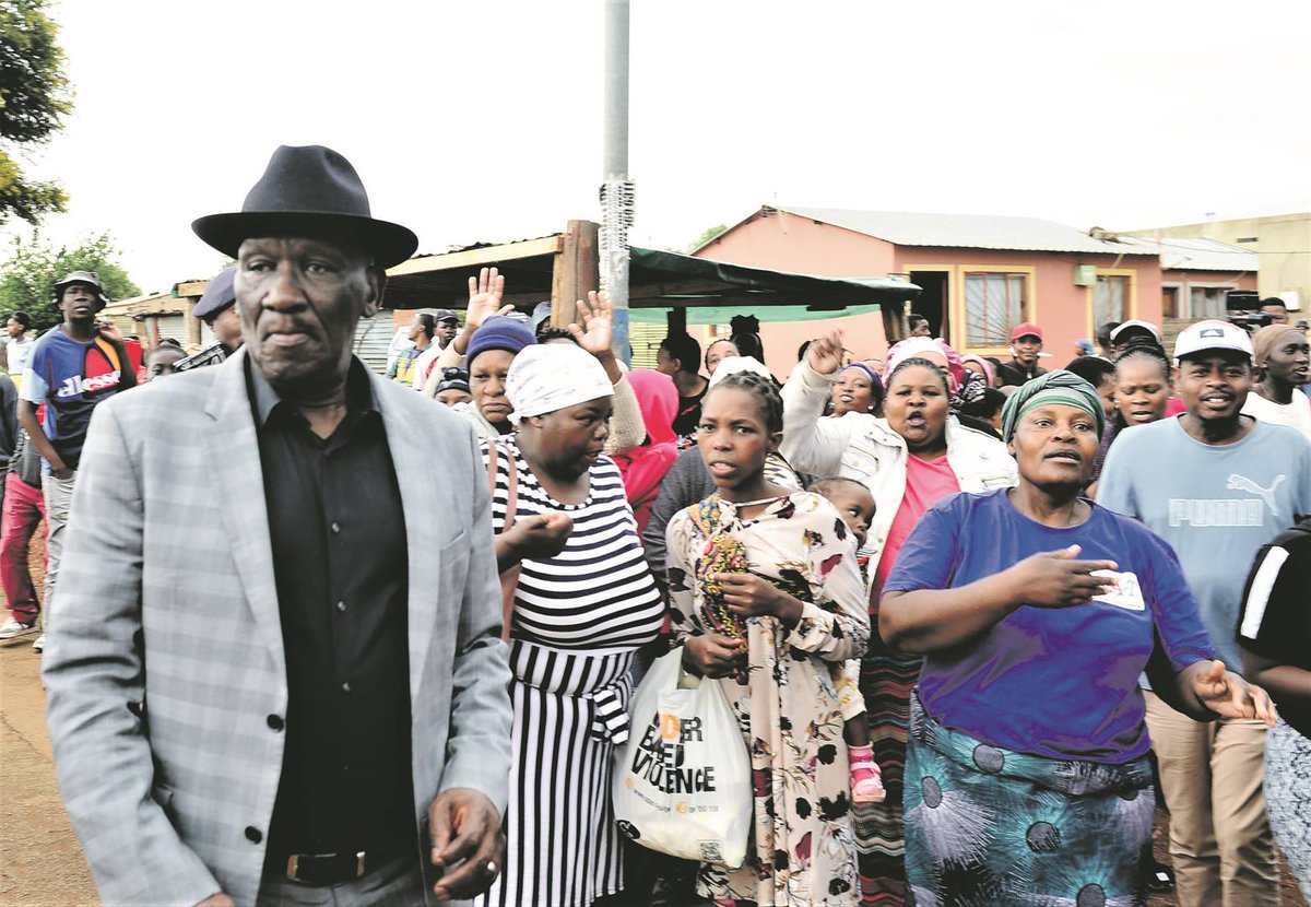 dailysunsa's tweet photo. Cele deploys amabherete
https://t.co/IDoIIyfDXK
#BhekiCele #amabherete https://t.co/d5YyBZ8FOx