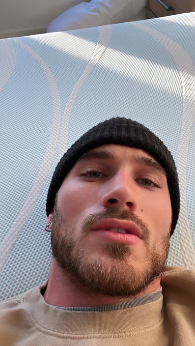 who wanna make the bed for me https://t.co/COdChgWuB8