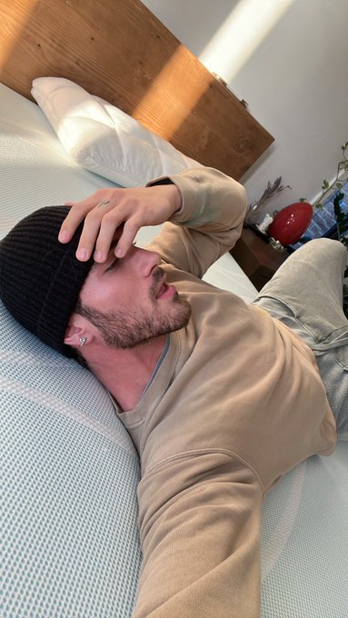 who wanna make the bed for me https://t.co/COdChgWuB8