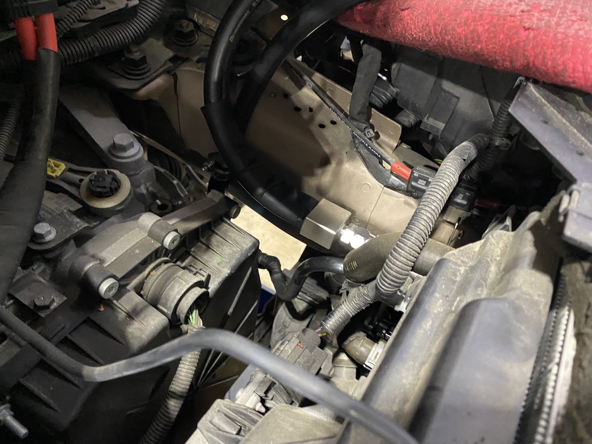 ysgarage's tweet photo. 本日のご入庫
ボルボV40CC 
走行距離5万キロ

DCTオイルをトルコン太郎で圧送交換🔧
変速ショックが出やすいDCTオイルの定期交換でご利用です👍 https://t.co/XcOqqxsfJf