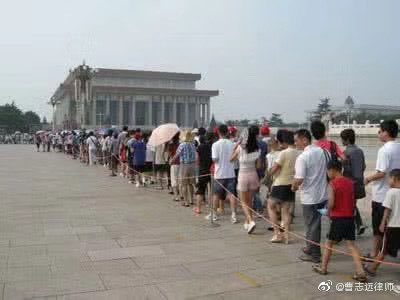 NiagaraRF's tweet image. 在北京，有三个地方每天都排着几百米的长龙：一个是毛主席纪念堂；一个是国家信访局；一个是美国大使馆。

这三条长龙，一条在幻想过去，一条在控诉现在，一条在奔向未来。