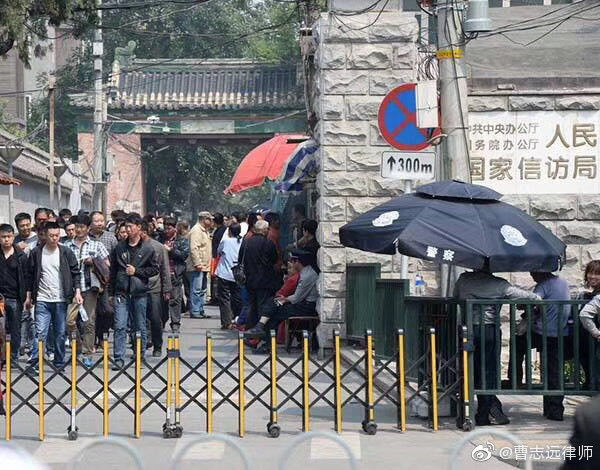 NiagaraRF's tweet image. 在北京，有三个地方每天都排着几百米的长龙：一个是毛主席纪念堂；一个是国家信访局；一个是美国大使馆。

这三条长龙，一条在幻想过去，一条在控诉现在，一条在奔向未来。