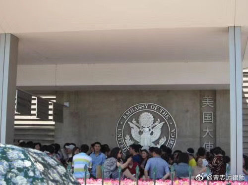 NiagaraRF's tweet image. 在北京，有三个地方每天都排着几百米的长龙：一个是毛主席纪念堂；一个是国家信访局；一个是美国大使馆。

这三条长龙，一条在幻想过去，一条在控诉现在，一条在奔向未来。