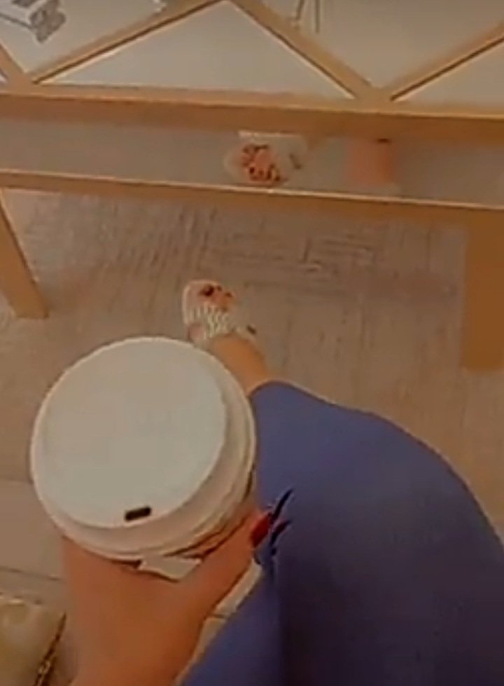 صَبَاحٌ لَا تُعَكِّرُهُ كُرُوبُ
وَتَنتَعِشُ المَشَاعِرُ وَالقُلُوبُ

وَفِي نَسَمَاتٍهِ أَمَلٌ وَبُشرَى 
وَهَمٌّ يَنجَلِي وَأَسَىً يَذُوبُ♤صباح_الخير