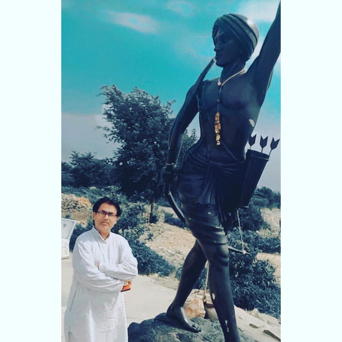 ArvindBariya8's tweet photo. સ્વતંત્રતા સેનાની અને આદિવાસી ગૌરવને પ્રતીક,આદિવાસીઓને જળ, જંગલ,જમીનનો અધિકાર અપાવનાર મહાન આદિવાસી નેતા અને જનનાયક ભગવાન બિરસા મુંડાની જન્મ જયંતિ નિમિત્તે કોટી કોટી વંદન
#arvindbariya https://t.co/x3Uw55HvYF