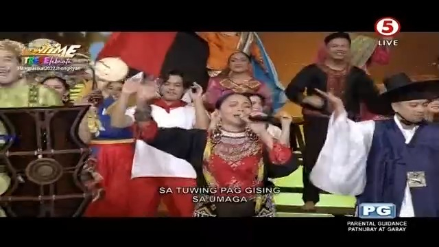 TV5manila's tweet photo. Kahit anong lahi ka pa, basta nagkakaisa!

#Magpasikat2022JhongRyan
#ItsShowtimeTV5
#IBAngSayaPagSamaSama https://t.co/i2lcxBQH0Y