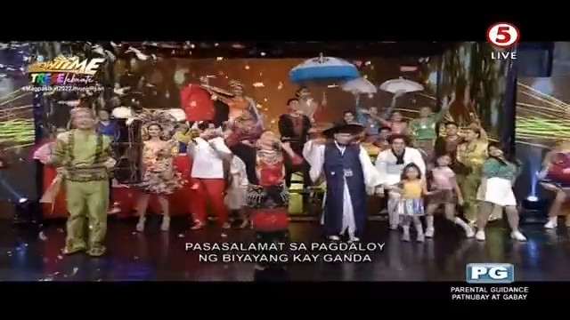 TV5manila's tweet photo. Kahit anong lahi ka pa, basta nagkakaisa!

#Magpasikat2022JhongRyan
#ItsShowtimeTV5
#IBAngSayaPagSamaSama https://t.co/i2lcxBQH0Y