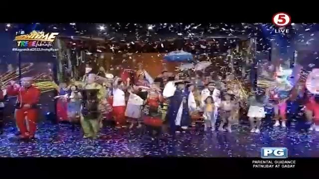 TV5manila's tweet photo. Kahit anong lahi ka pa, basta nagkakaisa!

#Magpasikat2022JhongRyan
#ItsShowtimeTV5
#IBAngSayaPagSamaSama https://t.co/i2lcxBQH0Y