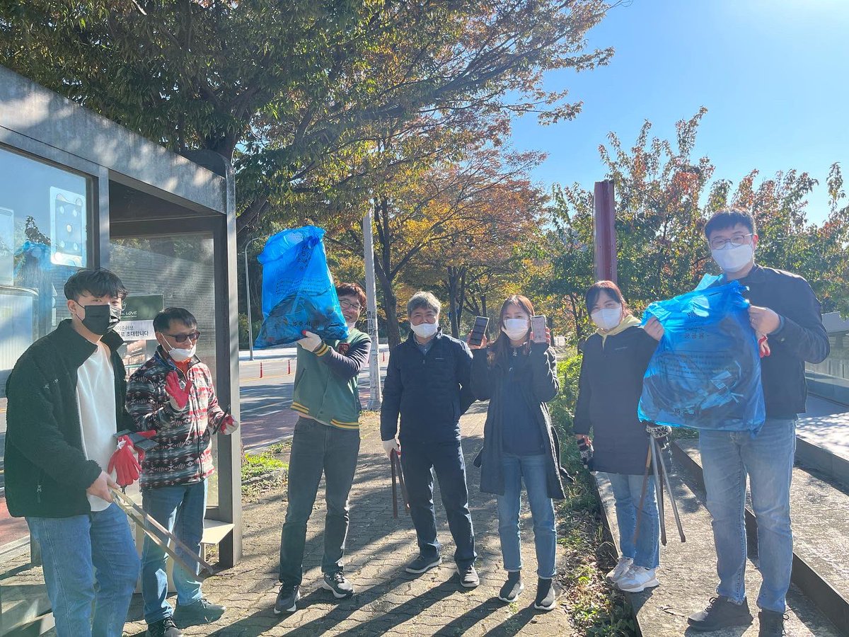 g_future_campus's tweet photo. 올해 첫 #사회공헌활동은 
#데이터플로깅 📱을 개최했어요.
개인별 쓰레기 수집량을 데이터화하고,
#탄소저감 실적을 직접 확인할 수 있었는데요. 🏃🏼 

이번 활동을 통해 
수집한 쓰레기는 총 1,979개!✨

건강도 챙기고💪🏻 우리 지구도 살리고🌏
모두 #플로깅 에 함께 참여해 보시길 추천드립니다! https://t.co/kUeh9r7Isu