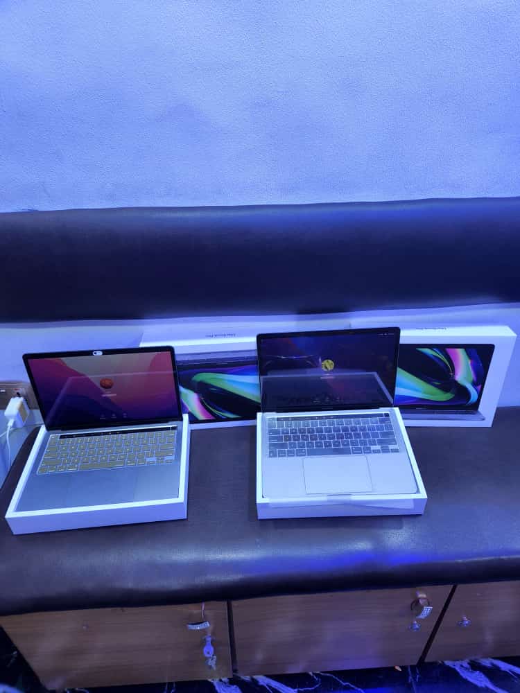 SamsonCLinus's tweet photo. Full Specification
Fresh MacBook Pro 2020 13
M1 Chip 
8/512GB Price 650k
8/256GB Price 770k
Open box with complete accessories
Kindly RT &amp; 💙

Available at GUi computers KD and free nation wide delivery call DM 07065699559
#TenHaag  #Cavani #tech #kdpc #graphics #CristianoRonaldo https://t.co/wrHFjI0Bbb