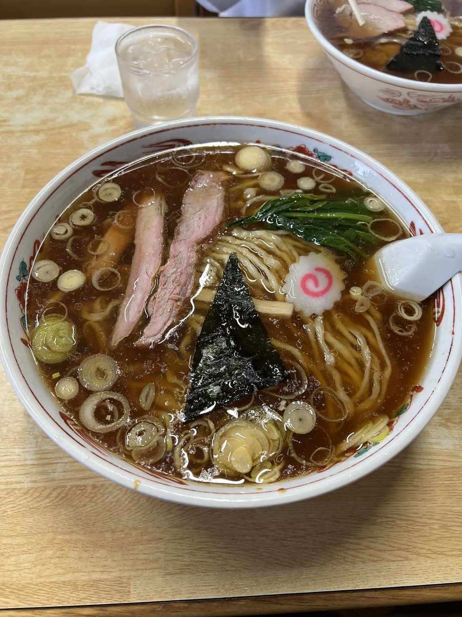 barneyB81's tweet photo. 本日のティータイムは栃木県宇都宮市に��る白河ラーメン『ラーメンみうら』
約20年前、味噌ラーメン狂の私に醤油ラーメンの美味しさを教えて頂いた一杯でございます♪
それからこちらに来た時は必ず寄ってます！
#デブのティータイム #手打ちラーメンみうら #飛ぶぞ https://t.co/TCEsdnL80L