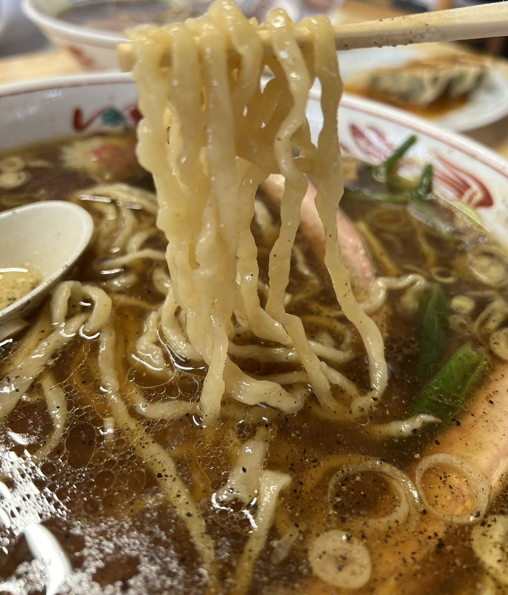 barneyB81's tweet photo. 本日のティータイムは栃木県宇都宮市に��る白河ラーメン『ラーメンみうら』
約20年前、味噌ラーメン狂の私に醤油ラーメンの美味しさを教えて頂いた一杯でございます♪
それからこちらに来た時は必ず寄ってます！
#デブのティータイム #手打ちラーメンみうら #飛ぶぞ https://t.co/TCEsdnL80L