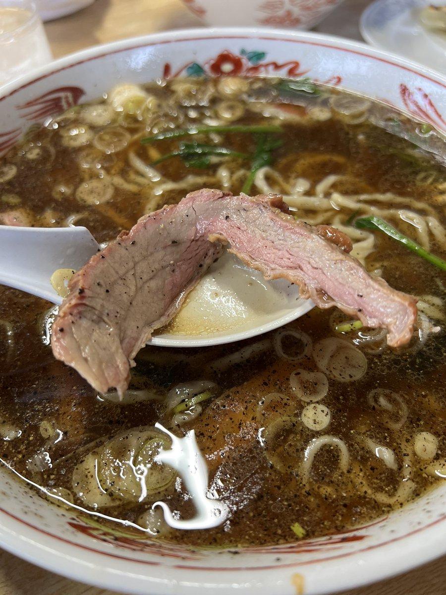 barneyB81's tweet photo. 本日のティータイムは栃木県宇都宮市に��る白河ラーメン『ラーメンみうら』
約20年前、味噌ラーメン狂の私に醤油ラーメンの美味しさを教えて頂いた一杯でございます♪
それからこちらに来た時は必ず寄ってます！
#デブのティータイム #手打ちラーメンみうら #飛ぶぞ https://t.co/TCEsdnL80L