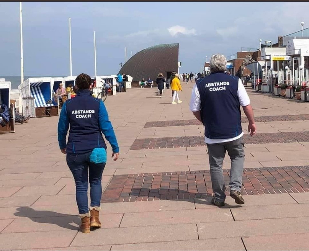 Morgen☕
Was gab es nur für schwachsinnige #Maßnahmen. Draußen Abstand halten, nicht verweilen, nur 1 Kunde pro 10 qm..Und die Mehrheit hat das nicht hinterfragt. Nicht mal jetzt, nach 4mal impfen, Maske tragen u der Tatsache, dass die #Ungeimpften immer noch herumhüpfen..irre