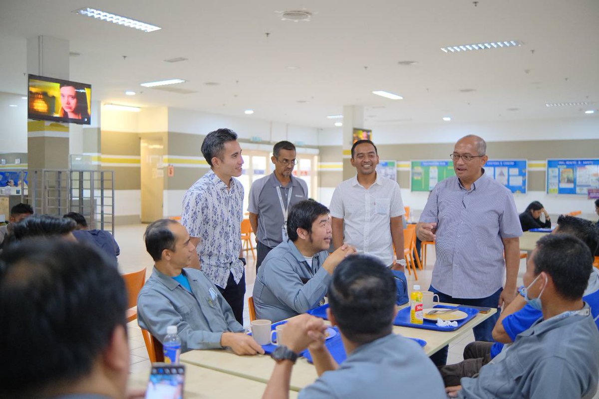 ShahrilHamdan's tweet photo. Menghadiri program Sentuhan Industri Aspirasi bersama YAB Datuk Seri Utama (Dr.) Haji Sulaiman Md Ali, Ketua Menteri Melaka di SunPower Malaysia Manufacturing Sdn Bhd, Pekan Rembia.

Saya memperkenalkan diri dan berpeluang beramah mesra bersama para pekerja. https://t.co/pI0yka1I9J