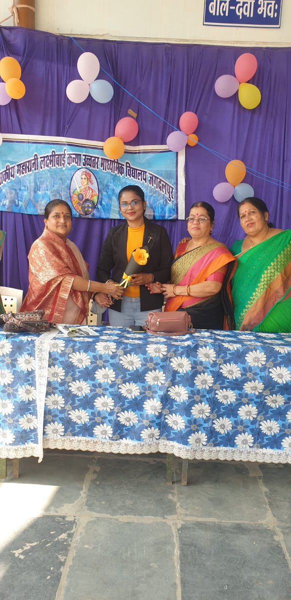 NischayMr's tweet photo. Govt MLB girls higher secondary school Jagdalpur 1 me बाल दिवस कार्यक्रम में पुलिस विभाग, नैना धाकड़, प्राचार्य एवम् समस्त स्टाफ की सहभागिता रही। https://t.co/qmNAfgWftm