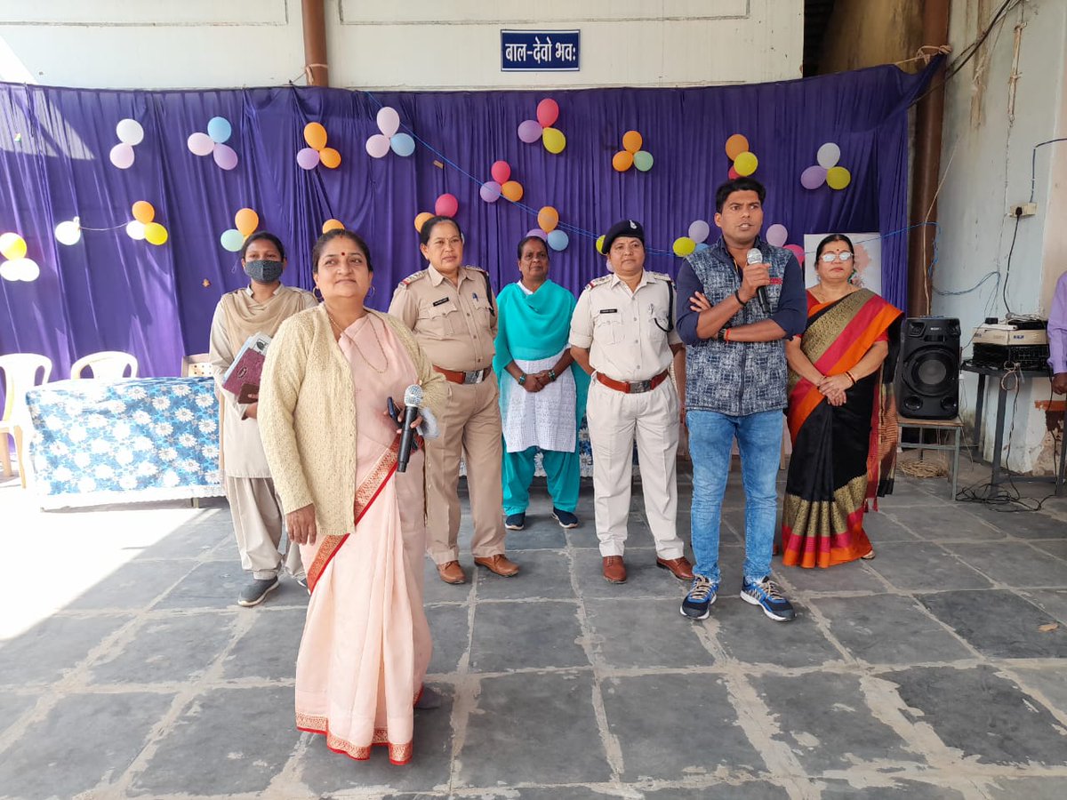NischayMr's tweet photo. Govt MLB girls higher secondary school Jagdalpur 1 me बाल दिवस कार्यक्रम में पुलिस विभाग, नैना धाकड़, प्राचार्य एवम् समस्त स्टाफ की सहभागिता रही। https://t.co/qmNAfgWftm