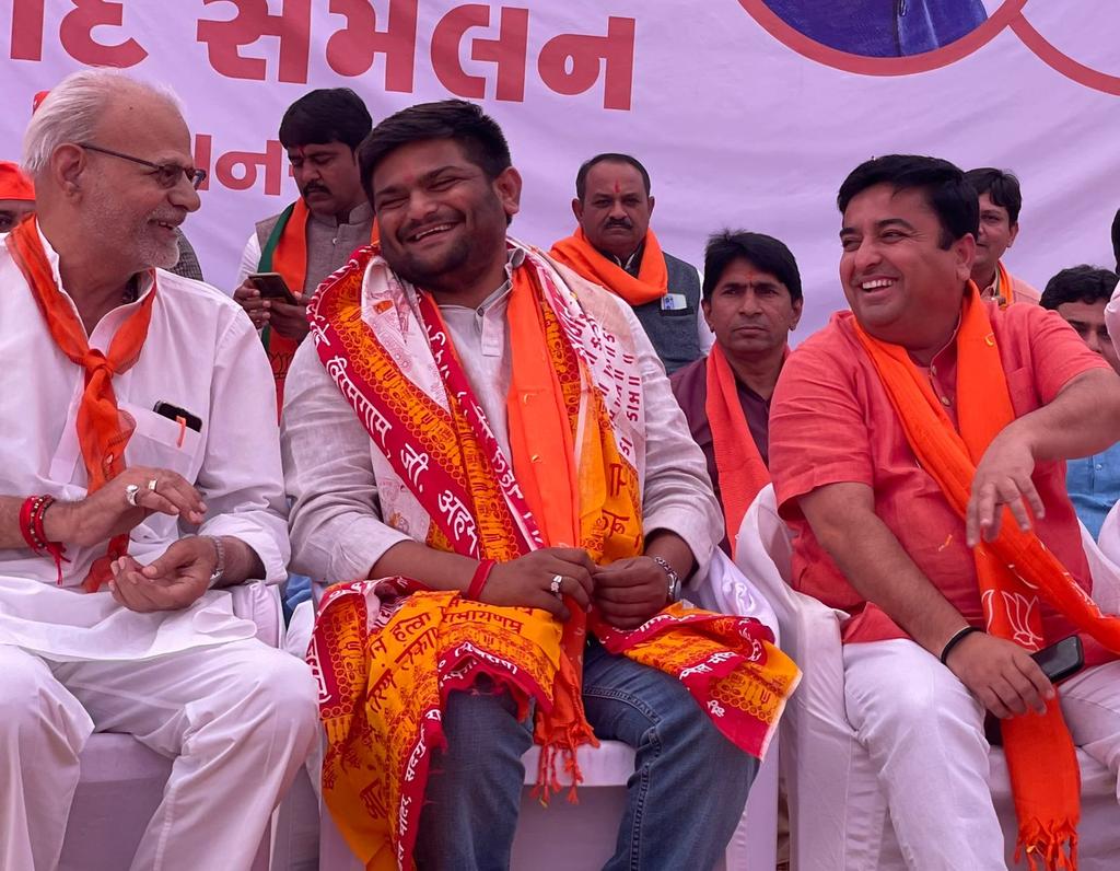 pradipsinhbjp's tweet photo. विजय भव:

आज विरमगाम में भाजपा प्रत्याशी श्री हार्दिक पटेल की नामांकन सभा को संबोधित किया।

सभा स्थल के ऐतिहासिक दृश्य डबल इंजन सरकार के गरीब कल्याण और सर्वस्पर्शी नीतियों पर जनता की विश्वास की मुहर है। https://t.co/g6Z71tM2ml