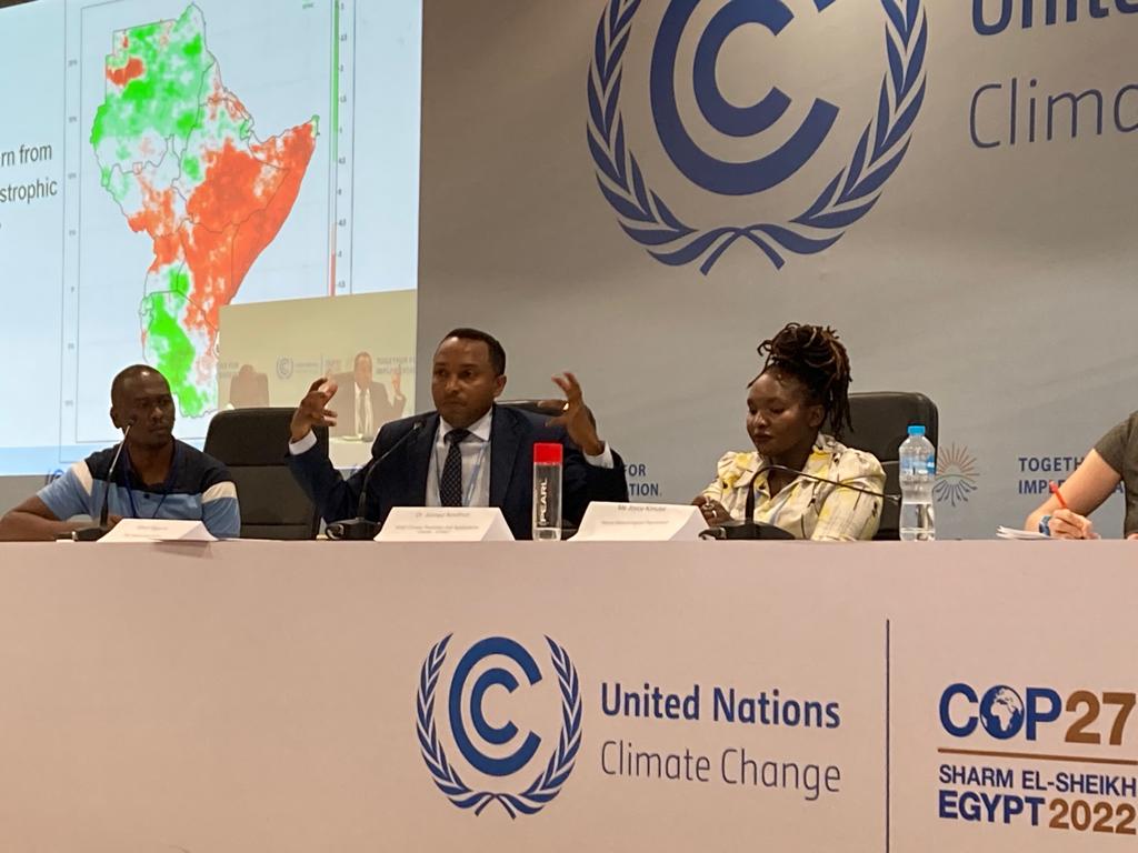 ℹ️ Passionate plea at #COP27 from our DRM Regional Coordinator @aamdihun for more investment in early warning and anticipatory action. “Early warning saves lives. Simple. But if countries do not have the capacity to respond to crisis, early warning counts for nothing...' 1/2