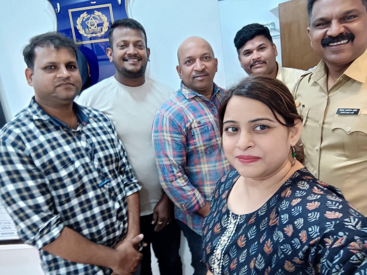 DecorBorivali's tweet photo. @CPMumbaiPolice @MumbaiPolice somvaribazaarMalad west@Maladwest  policestation ..Hattsoff and thankyou  to the team.. and yes I have started believing in u ...all the best to all the unsung real heroes....... https://t.co/EinASfJylj