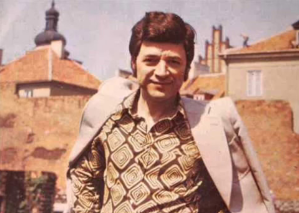 RadioTiranaPL's tweet photo. Jerzy Połomski, właściwie Jerzy Pająk (ur. 18.09.1933 w Radomiu 14.11.2022) – polski piosenkarz, aktor. Absolwent Technikum Budowlanego w Zespole Szkół Budowlanych w Radomiu. Wylansował takie przeboje jak: "Bo z dziewczynami", "Cała sala śpiewa z nami" #MuzykaPRL #MuzykawPRL https://t.co/xVlrvibDiT