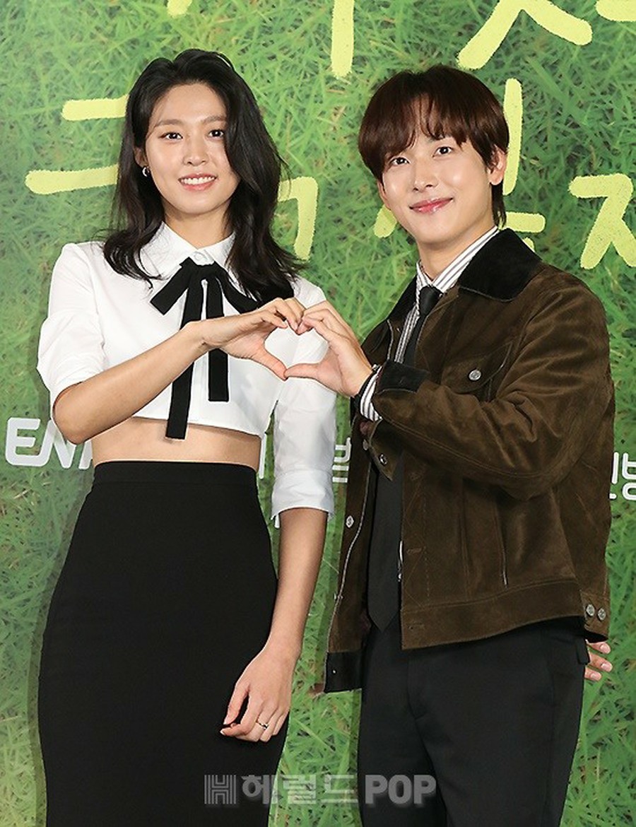 sunizup's tweet photo. #Siwan & #Seolhyun looked very cute together at the press conf for #SummerStrike today! They both seemed very comfortable & at ease as they spoke about their new drama, & close to #LeePD. Siwan talked @ filming as being half work, half rest for him. Sounds like a happy time!!π€π https://t.co/P6GB5qeNBS