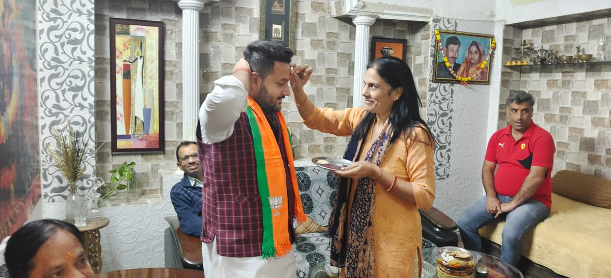 Umang_bjp's tweet photo. आज नारायणा गाँव के भारतीय जनता पार्टी के अति कर्मठ परिवार के यहाँ जाना हुआ तथा शिष्टाचार भेंट हुई और मार्गदर्शन एवं आशीर्वाद प्राप्त किया।
परिवार के सभी सदस्यों का हृदय से आभार।
#NarendraModi #PMOIndia #IndiaWithModi #RajnathSingh #BJP4Delhi #aaamediagroup #BaijayantJayPanda https://t.co/OIqew1OuDS