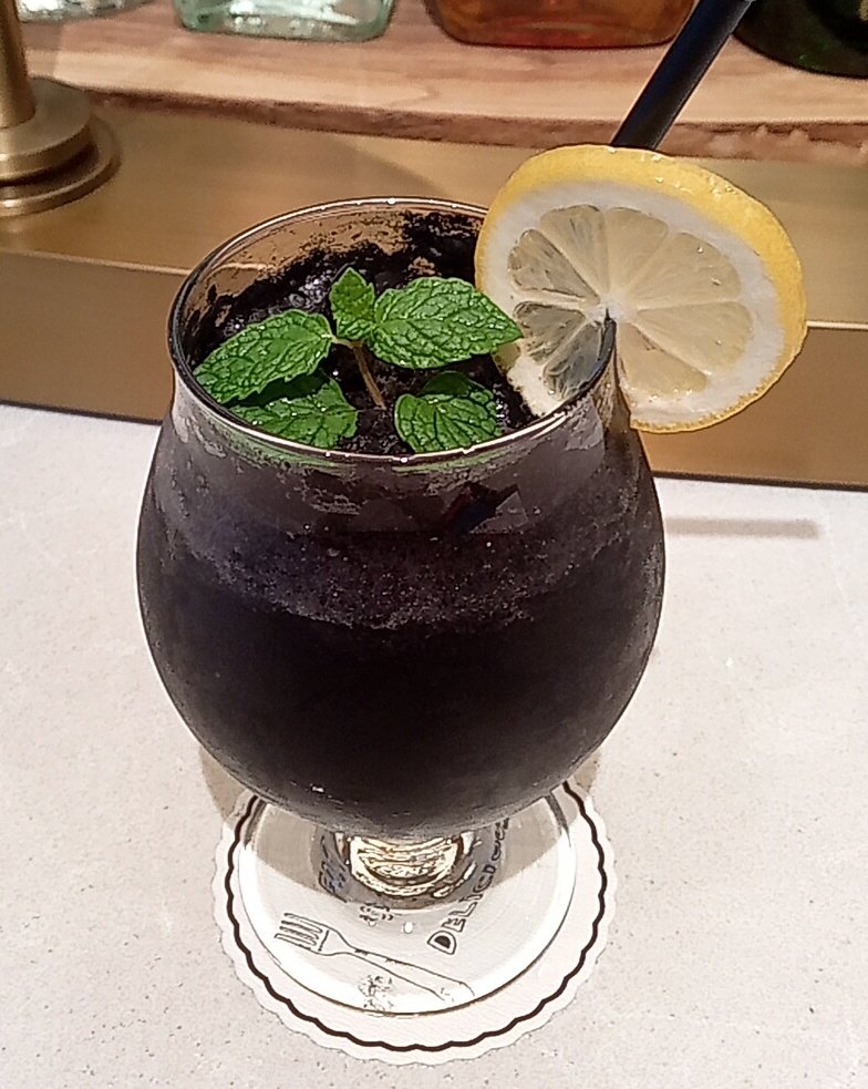 upa0613's tweet photo. 【ワカンダフォーエバー】２回目が終わって、
レクサスの展示を見たあと　
カフェで
【ワカンダソーダ】を楽しんだよ😊　
#lexusmeetsbp 
#ブラックパンサー https://t.co/ZIDyuRxal6