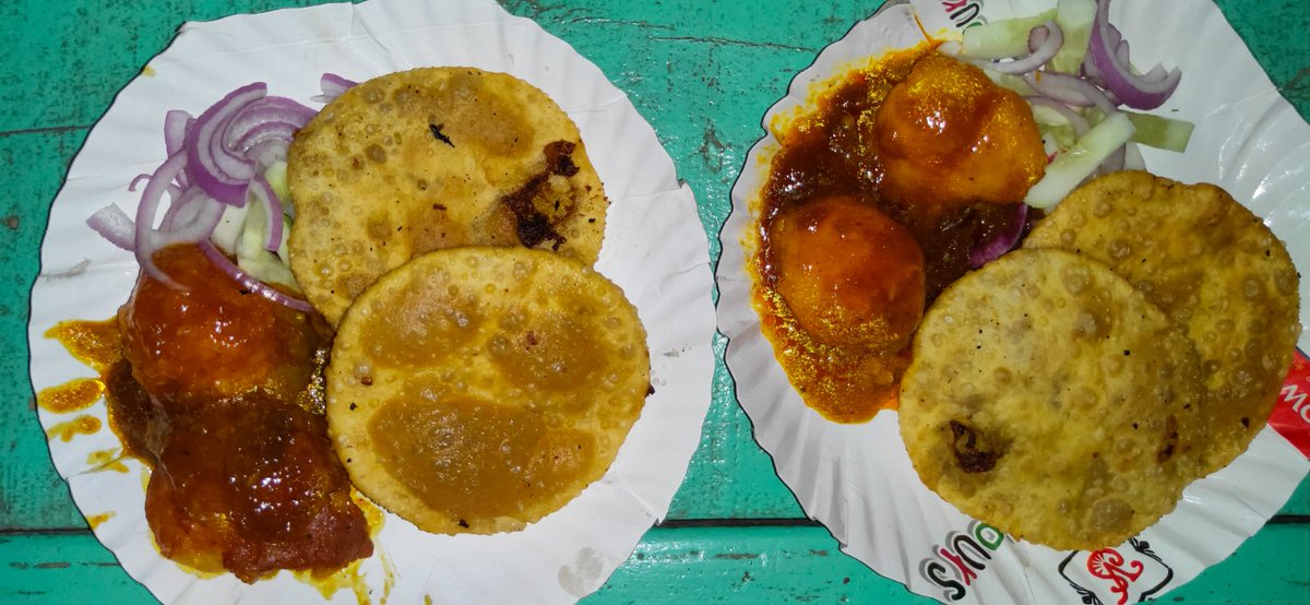 KolCountryroads's tweet photo. মাছের কচুরি 🦈

বাগবাজারে এলে এই দোকানে একবার ঢুঁ মারতেই হবে; এলাকায় লোকজন গণেশদার মাছের কচুরি হিসেবে চেনে; বছর ৫০ হবে এই দোকানের বয়স; সরু গলির মাঝে এই চিলতে দোকান; আর সেখানে রোজ বিকেল থেকে মানুষের ভিড় জমে; লাইন পড়ে।

➥এরকম পোস্ট পেতে ফলো করুন: #BongCountryroads https://t.co/ZDs9NSwJ9O