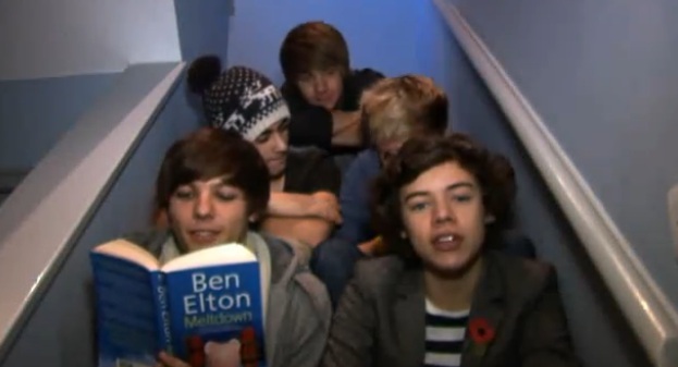 todays1dhistory's tweet photo. Today (November 15) in 2010 - Louis gets in a bit of light reading during the boys’ TXF Week 7 video diary 😋😋

https://t.co/xOZCKHQLiI https://t.co/i5jSn6Cfbp