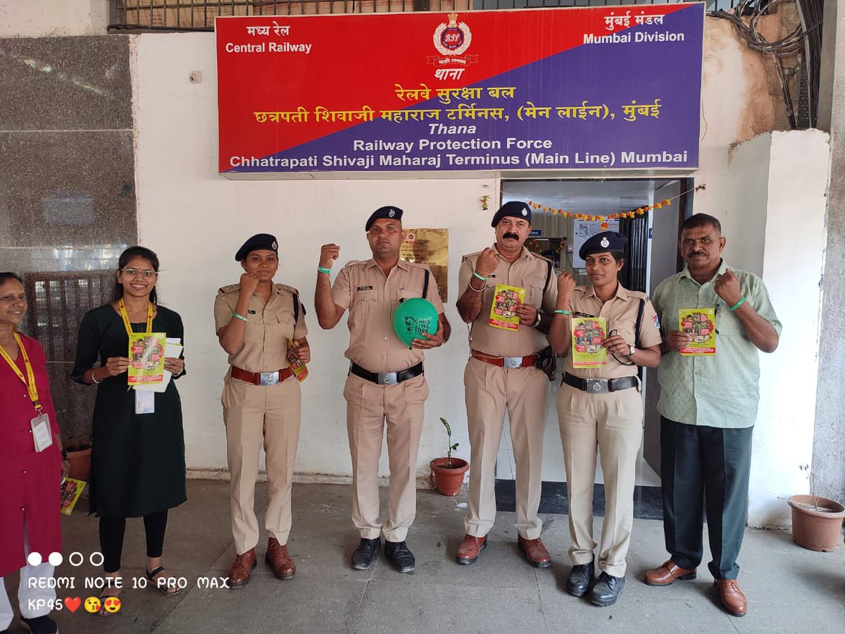 Railway passengers, Railway Police Force, station porters,ticket checkers, stall vendors, housekeeping staff, shoe polish wallahs are round the clock friends of Childline 1098. We salute all of them in #ChildLineSeDosti #ChildProtectionWeek #CSMT #Mumbai #1098 #EveryChildCounts