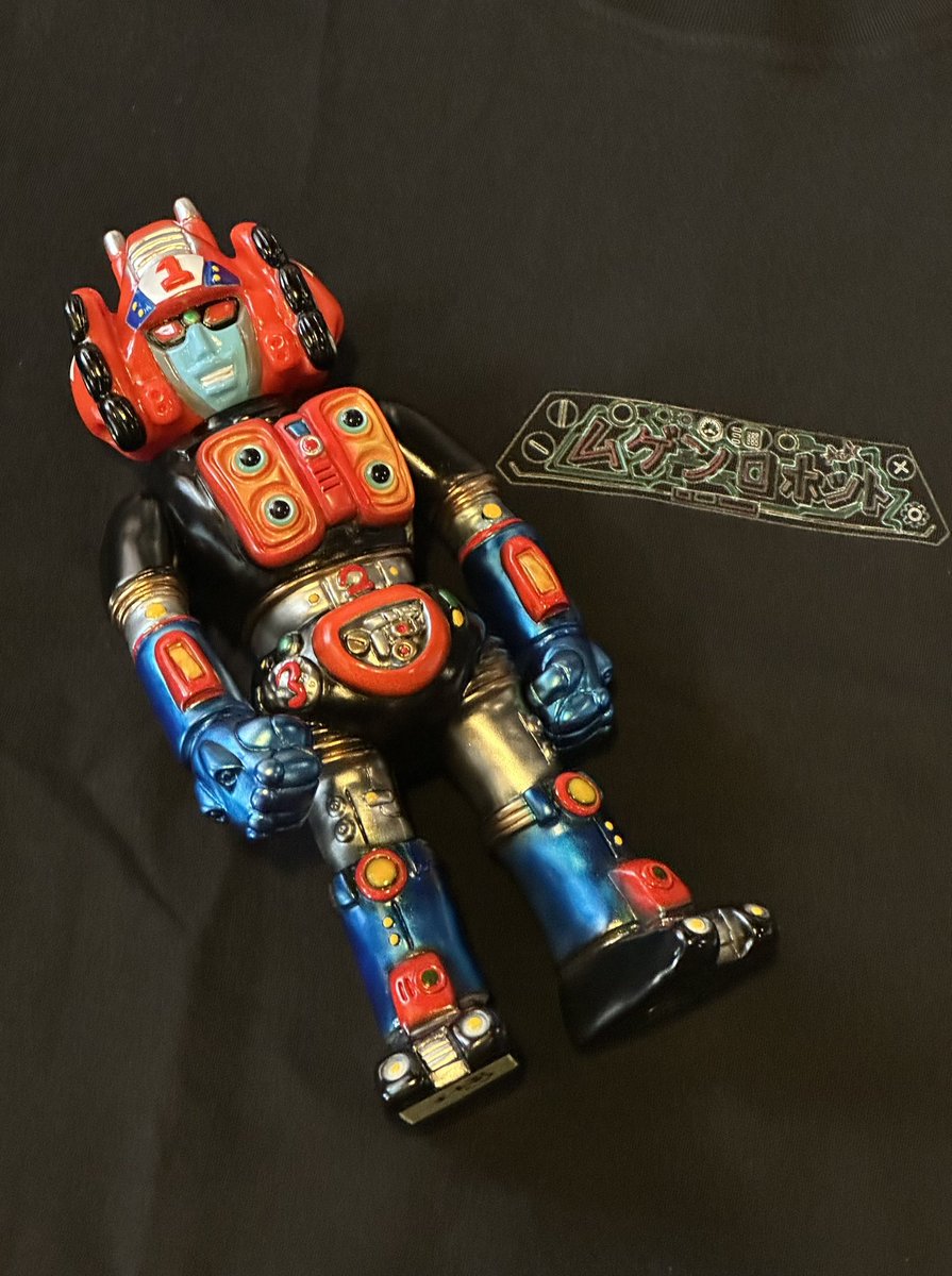 venson1969's tweet photo. 夢幻ロボット三號 「闘将Ngaaufo」
高度： 9 吋高
限定 ： 30体 + 1体 紅眼及胸口異色塗裝
#Pillstoy #夢幻ロボット #Sculptureartist #Sculpture #Nizzzin #sofubitoys #sofvi #vinyltoy #toys #kaiju #robot #designertoy #ngaaufo  #爻火 #統武道 https://t.co/o2tnWJpWcl