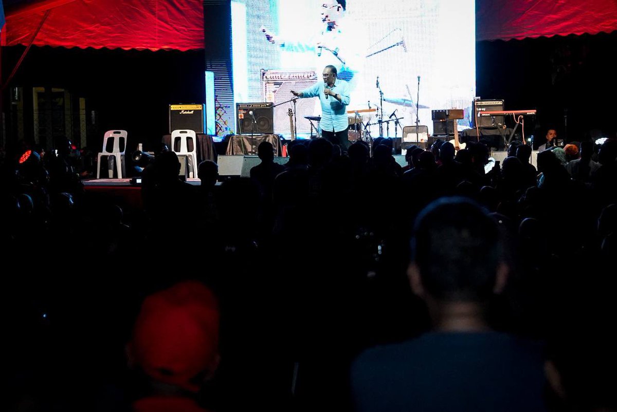 anwaribrahim's tweet photo. Tambun Berselawat

Semalam dalam satu majlis selawat bersama barisan artis dan seniman di Manjoi, Perak. Kami berkumpul dan bersama dalam keadaan hujan yang berterusan turun sejak petang. 

#harapan #MalaysiaBangkit #kitaboleh https://t.co/Fqo8QDs502