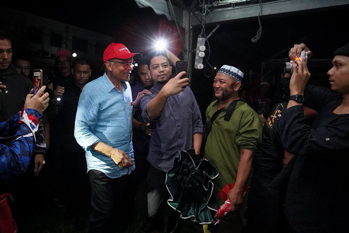 anwaribrahim's tweet photo. Tambun Berselawat

Semalam dalam satu majlis selawat bersama barisan artis dan seniman di Manjoi, Perak. Kami berkumpul dan bersama dalam keadaan hujan yang berterusan turun sejak petang. 

#harapan #MalaysiaBangkit #kitaboleh https://t.co/Fqo8QDs502