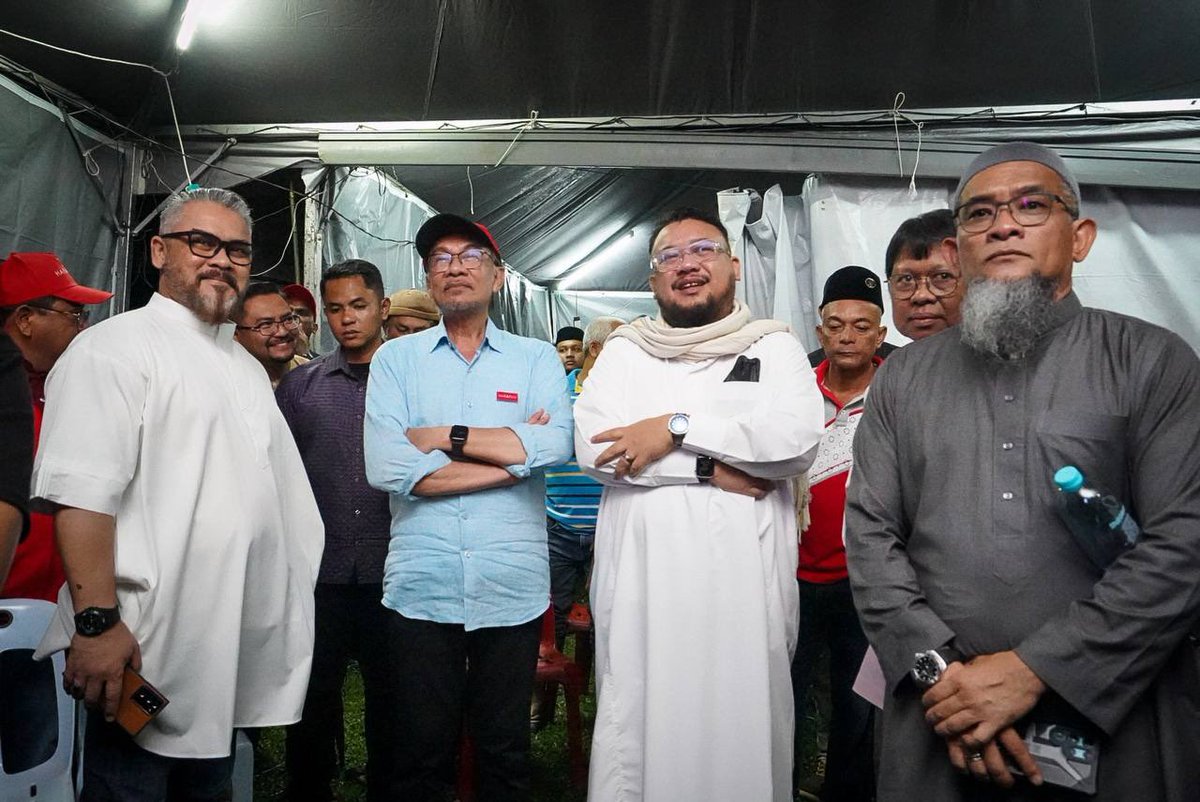 anwaribrahim's tweet photo. Tambun Berselawat

Semalam dalam satu majlis selawat bersama barisan artis dan seniman di Manjoi, Perak. Kami berkumpul dan bersama dalam keadaan hujan yang berterusan turun sejak petang. 

#harapan #MalaysiaBangkit #kitaboleh https://t.co/Fqo8QDs502