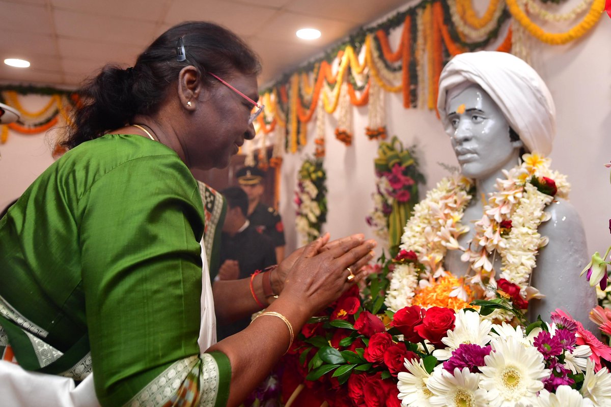 भगवान बिरसा मुंडा के गांव उलिहातू में जाकर उनकी प्रतिमा पर पुष्पांजलि अर्पित करने का आज मुझे सौभाग्य मिला। 

भगवान बिरसा की जयंती के दिन, उनकी प्रतिमा का दर्शन करके, मैं स्वयं को धन्य महसूस कर रही हूं। 

उनके जन्म और कर्म से जुड़े स्थानों पर जाना मेरे लिए तीर्थ-यात्रा के समान है।