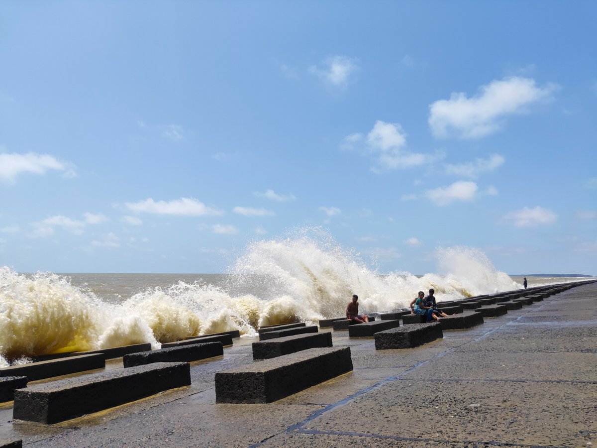KolCountryroads's tweet photo. দীঘার ঢেউ 🏖

যতই ফাঁকা সমুদ্র থাকুক, দীঘার ঢেউ নাকি আপামর বাঙালীকে সবার আগে টানে; কলকাতার থেকে মাত্র সাড়ে ৩ ঘন্টায় পৌঁছে যাওয়াও যায়; সস্তার লোকাল বাস বা লোকাল ট্রেনে গেলে তো খরচও অনেক কমে; আর এখানে এত বেশি হোটেল আছে যে খুঁজে খুঁজে সস্তার হোটেল পেয়েই যাবেন। https://t.co/eoOF6HAZRs