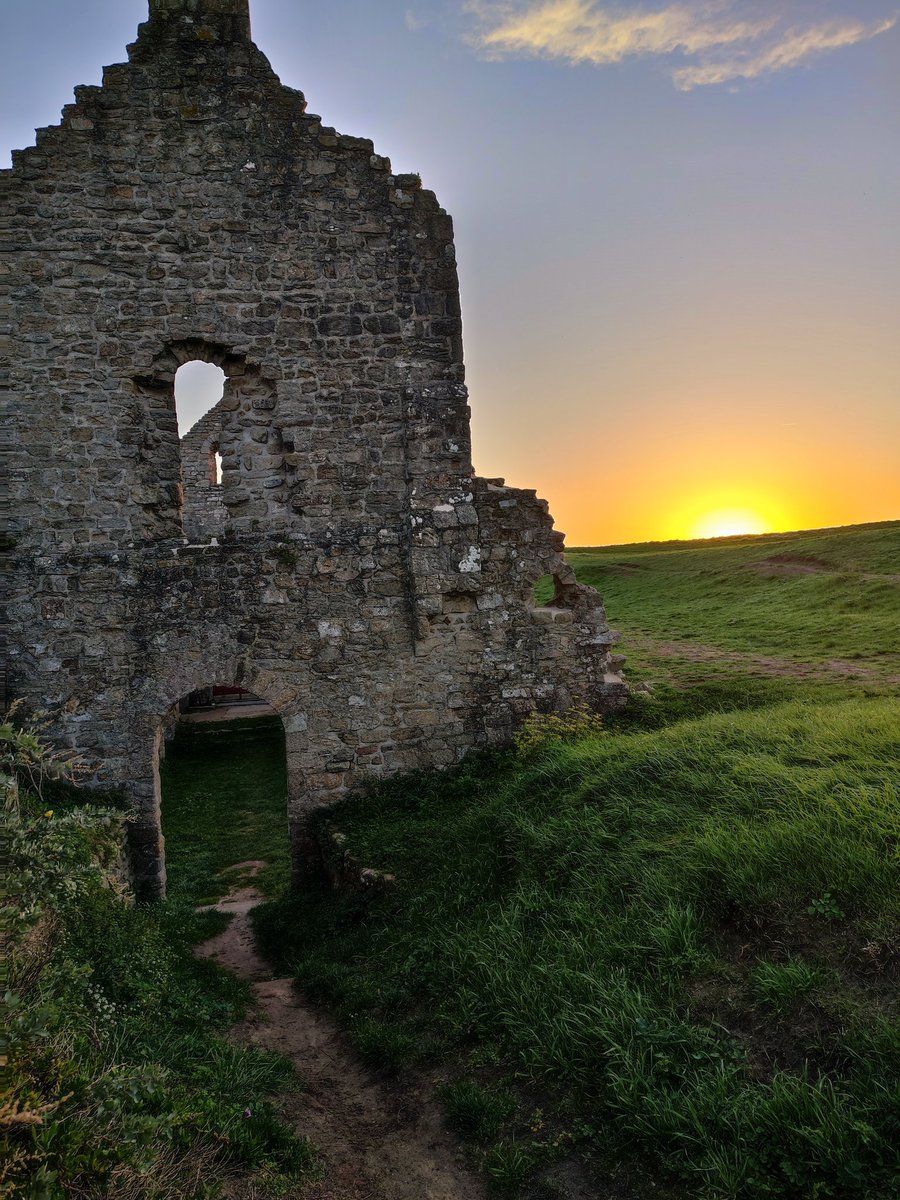 aureli72's tweet photo. La Chapelle Sainte Anne au lever du soleil sur l'île de Batz.
#Bretagne #matin #novembre https://t.co/5jTUrpLX8Z