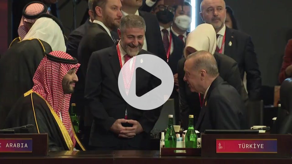 كبار قادة العالم يتسابقون للسلام والحديث مع عرآب الرؤية سمو سيدي الأمير #ولي_العهد_الأمير_محمد_بن_سلمان 
الذي أصبح قُدة للعالم بأسره في العمل والإصلاح والتطور والتفوق بكل المجالات 

#محمد_بن_سلمان_في_قمة_بالي