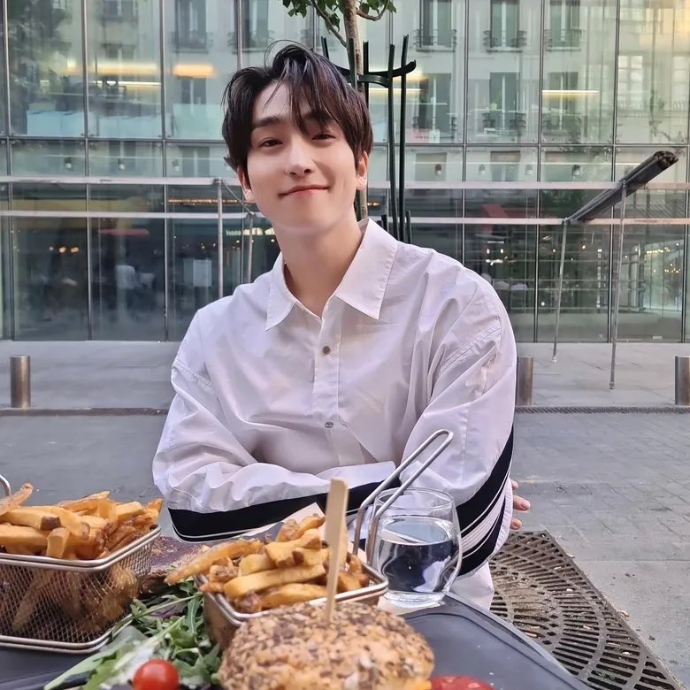 withLSY's tweet image. It’s giving first date?

#Sangyeon #상연