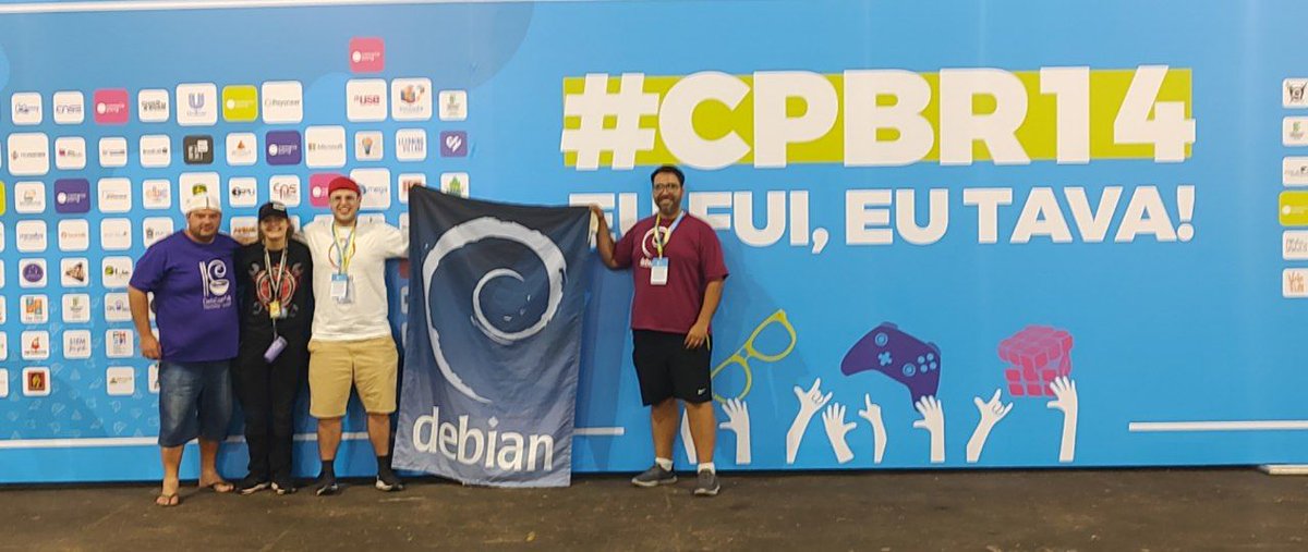 debianbrasil's tweet photo. Obrigado Mariana, Daniel, Charles e Leonardo por estarem na bancada fo Debian durante toda a Campus Party!!! Agradecemos também a todos que passaram pela nossa bancada, pegaram brindes, tiraram e o conheceram mais sobre este projeto incrível! Até a próxima Campus! #CPRB14 https://t.co/tZkOs4gIJl