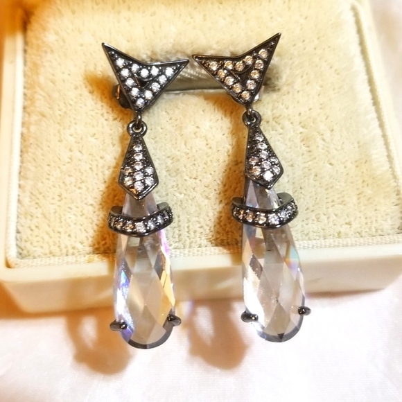 Daniellecos9980's tweet photo. So good I had to share! Check out all the items I'm loving on @Poshmarkapp from @MsMaxwell6 #poshmark #fashion #style #shopmycloset #oscardelarenta #kennethjaylane #antique: https://t.co/cK73eFrEiV https://t.co/mt0WzNGGdQ