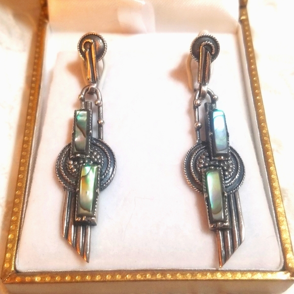 Daniellecos9980's tweet photo. So good I had to share! Check out all the items I'm loving on @Poshmarkapp from @MsMaxwell6 #poshmark #fashion #style #shopmycloset #oscardelarenta #kennethjaylane #antique: https://t.co/cK73eFrEiV https://t.co/mt0WzNGGdQ