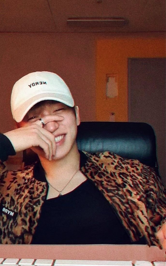 withLSY's tweet image. First post is dedicated to the insane screenshots that come from his vlives 

#Sangyeon #상연